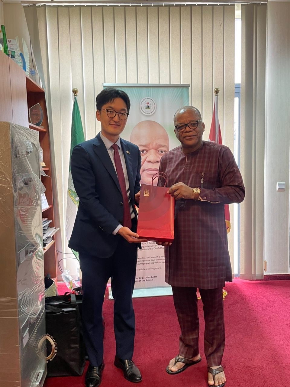 Mr. Namgung, Chargé d’Affaires a.i., met with Chinedu Akubueze, Chief of Staff to the Senate President of Nigeria